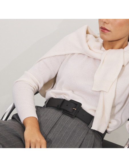 Cintura larga da donna in pelle con fibbia rivestita in colore nero, indossata su pantaloni a righe - MONPIEL Cintura larga da donna in pelle con fibbia rivestita in colore nero, indossata su pantaloni a righe - MONPIEL
