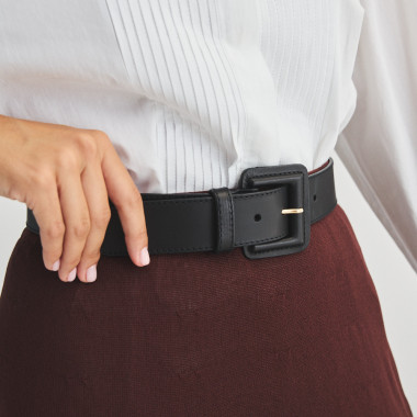 Wide women's leather belt with leather-covered buckle in leather color, close-up, buckle focus - MONPIEL 2