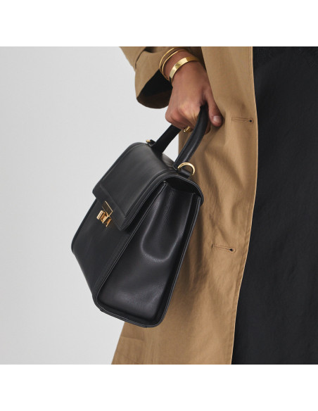 Borsa da donna in pelle anni '60 nera con vista laterale, tenuta dal manico corto - MONPIEL