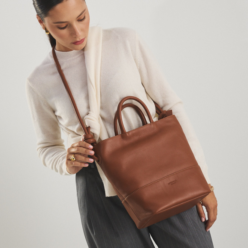 Bolsa grande com nós de couro na cor couro com alça usada a tiracolo - MONPIEL