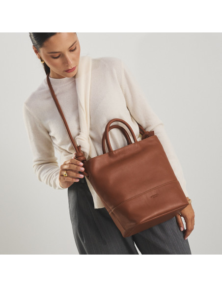 Large leather knot handbag in leather color with the handle hanging across the body - MONPIEL Large leather knot handbag in leather color with the handle hanging across the body - MONPIEL