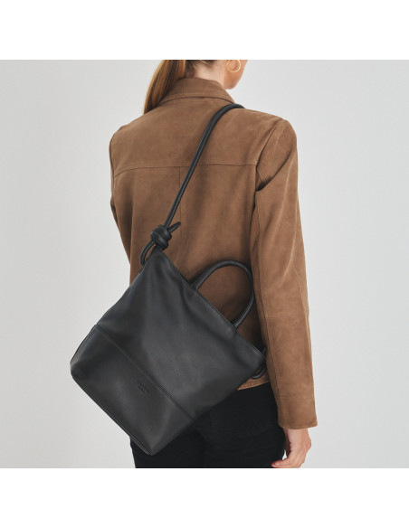 Bolsa grande com nós de couro na cor preta pendurada no ombro, costas da modelo - MONPIEL Bolsa grande com nós de couro na cor preta pendurada no ombro, costas da modelo - MONPIEL