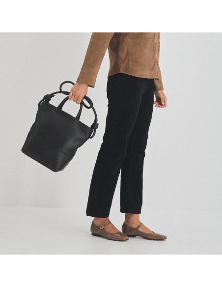 Große Ledertasche mit Knoten-Details in Schwarz, kurze Griffe gehalten, Tasche in Bewegung - MONPIEL Große Ledertasche mit Knoten-Details in Schwarz, kurze Griffe gehalten, Tasche in Bewegung - MONPIEL