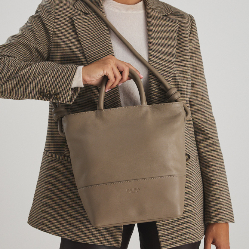 Bolsa grande com nós de couro na cor taupe com alça longa no ombro e curta na mão, vista frontal - MONPIEL