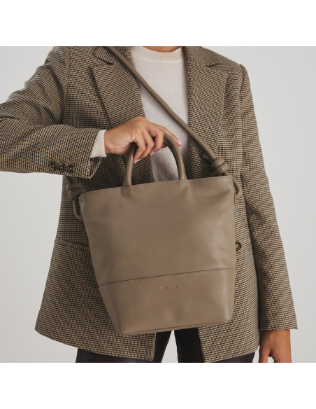 Bolsa grande com nós de couro na cor taupe com alça longa no ombro e curta na mão, vista frontal - MONPIEL