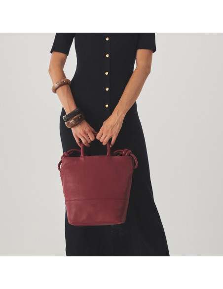 Large burgundy leather knot handbag with front view and full-length shot - MONPIEL Large burgundy leather knot handbag with front view and full-length shot - MONPIEL