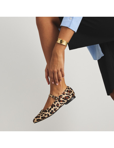 Animal print strap Mary Jane Carlota in profile view, knee bent in close-up - MONPIEL