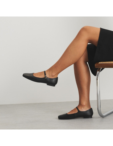 Mary Jane à bride Carlota en noir, vue de profil, jambe fléchie vers le haut - MONPIEL