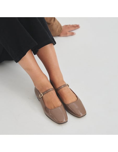 Mary Jane à bride Carlota en vernis couleur cannelle, vue en perspective, gros plan - MONPIEL