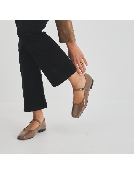 Cinnamon patent leather strap Mary Jane Carlota, perspective view, medium shot - MONPIEL Cinnamon patent leather strap Mary Jane Carlota, perspective view, medium shot - MONPIEL