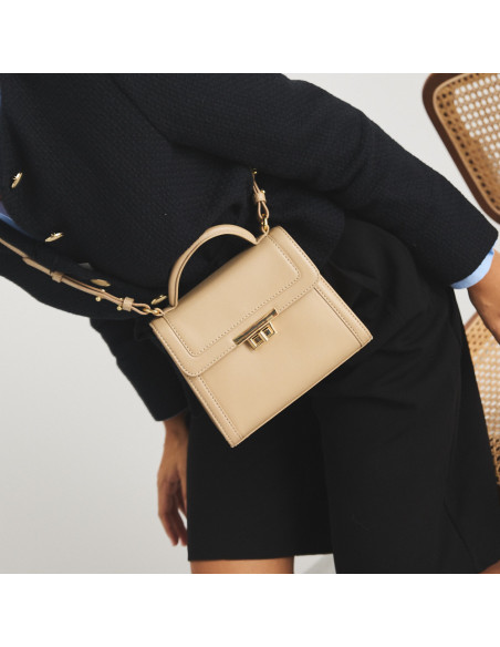 Piccola borsa in pelle da donna anni '60 color beige, appesa a tracolla, primo piano - MONPIEL