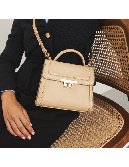 Bolso de piel mujer pequeño 60's en color beige colgado en bandolera en primer plano con detalle silla - MONPIEL