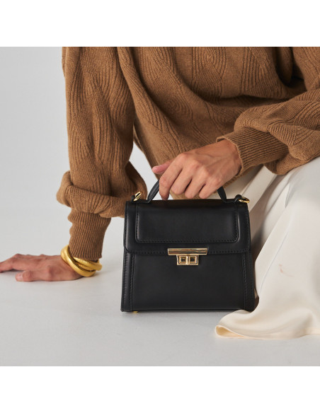 Kleine 60er Jahre Lederhandtasche für Damen in Schwarz, Frontalansicht, auf dem Boden abgelegt - MONPIEL