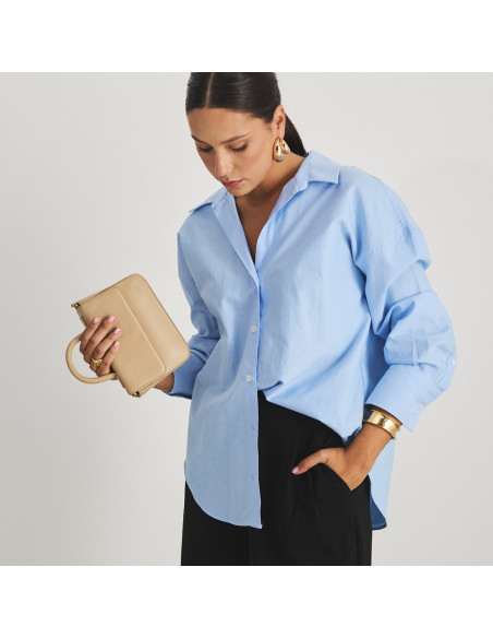 Kleine Armado Lederhandtasche in Beige, mit der Hand verkehrt herum gehalten, Mittelaufnahme - MONPIEL Kleine Armado Lederhandtasche in Beige, mit der Hand verkehrt herum gehalten, Mittelaufnahme - MONPIEL