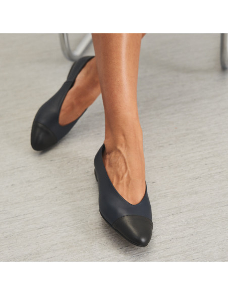 Flat Ameliè ballerina with black-navy toe, close-up - MONPIEL