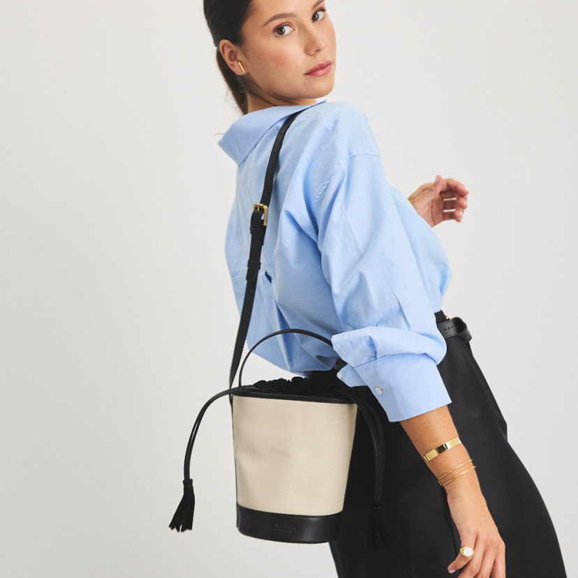 Bolsa cubo de lona pequena na cor preta, pendurada no ombro - MONPIEL