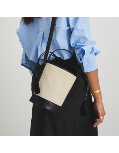 Bolso cubo canva pequeño en color negro colgado al hombro espalda - MONPIEL Bolso cubo canva pequeño en color negro colgado al hombro espalda - MONPIEL