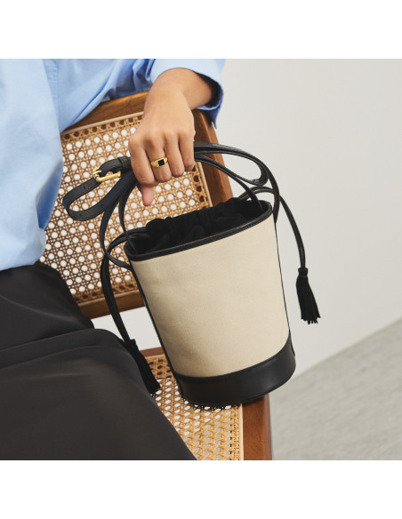 Bolso cubo canva pequeño en color negro con vista trasera apoyado en la silla cogido por las asas - MONPIEL Bolso cubo canva pequeño en color negro con vista trasera apoyado en la silla cogido por las asas - MONPIEL