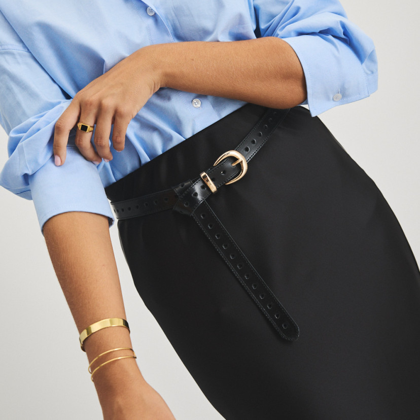 Black leather heart belt, front view with knot detail - MONPIEL