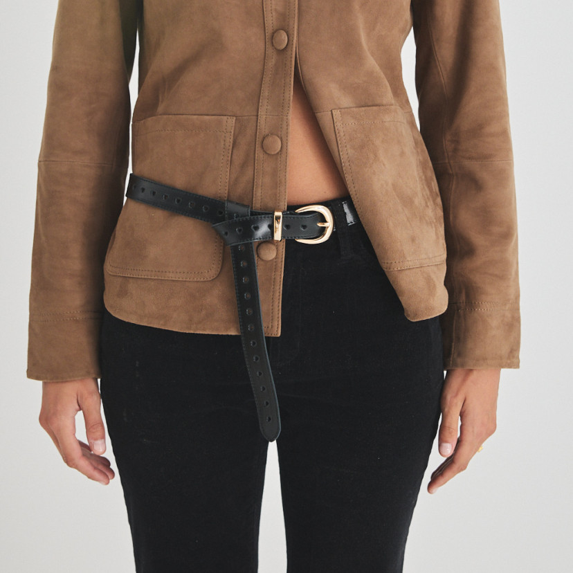 Black leather heart belt, front view, with leather jacket - MONPIEL