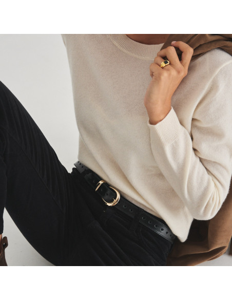 Black leather heart belt with black pants, model sitting on the floor - MONPIEL Black leather heart belt with black pants, model sitting on the floor - MONPIEL