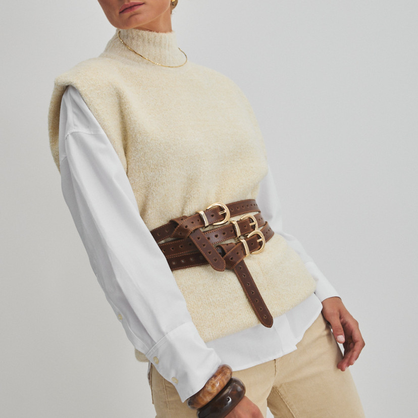 Leather heart belt in leather color with three belt details, perspective view - MONPIEL