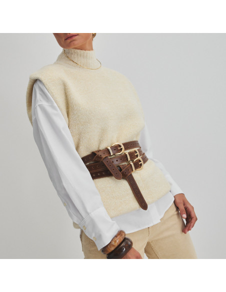 Leather heart belt in tan color with three belt detail, perspective view - MONPIEL