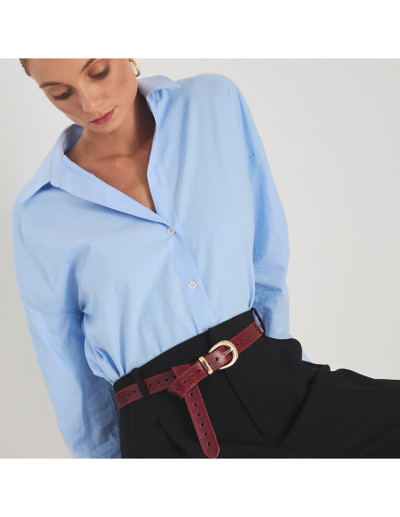 Ceinture en cuir couleur bordeaux, vue de face, plan moyen - MONPIEL