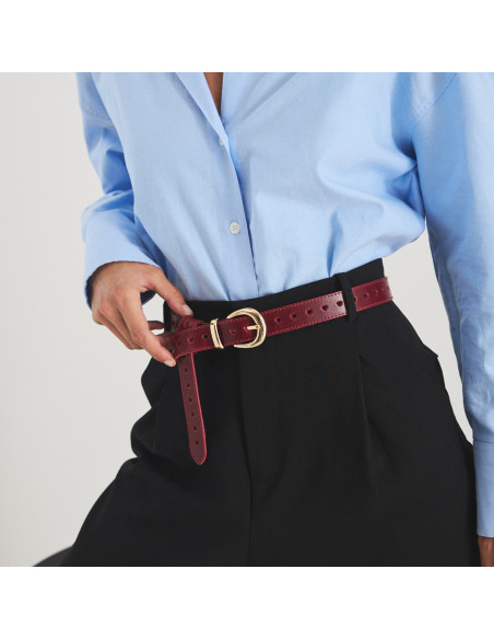 Cinturino in pelle con cuori color bordeaux, vista in prospettiva su pantaloni da completo - MONPIEL