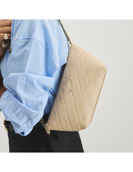 Petit sac en cuir matelassé New York pour femme de couleur beige, vue de face et verticale, porté à l'épaule - MONPIEL