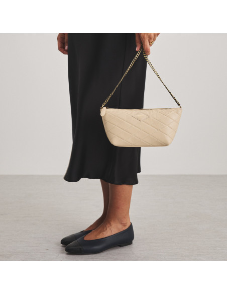 Kleine New York-Steppledertasche für Damen in Beige, Frontalansicht, an der Kette in der Hand gehalten - MONPIEL