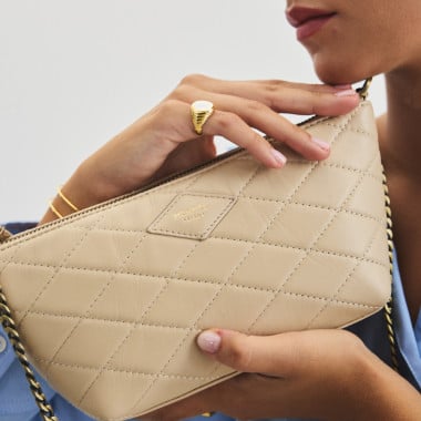 Bolso de piel mujer pequeño acolchado new york en color beige con vista frontal colgado al hombro inclinado - MONPIEL 2