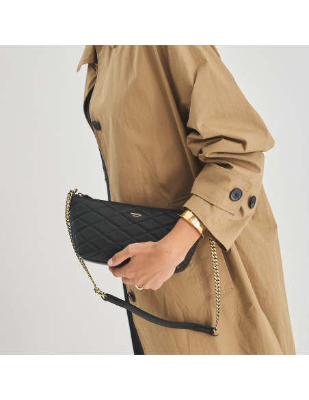 Bolso de piel mujer pequeño acolchado new york en color negro con vista frontal cogido en la mano - MONPIEL