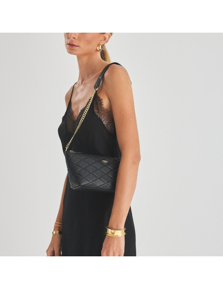 Piccola borsa in pelle trapuntata New York da donna nera, appesa alla spalla, piano medio - MONPIEL