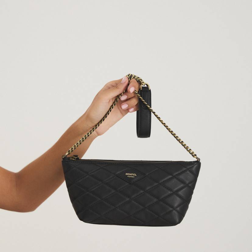 Bolsa de couro feminina pequena acolchoada New York na cor preta, vista frontal, segurada pela corrente - MONPIEL
