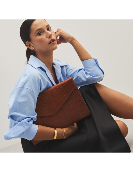 Funda de ordenador portátil de piel elegance coco en color cuero cogida debajo del brazo con vista frontal - MONPIEL