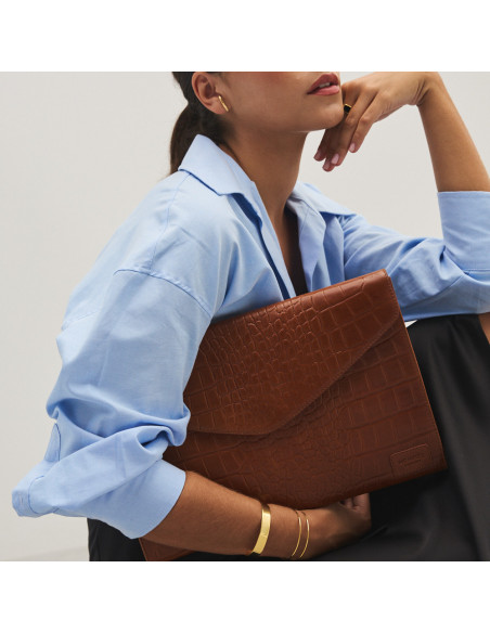 Elegance Coco leather laptop sleeve in leather color, front view close-up under the arm - MONPIEL