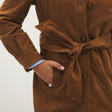 Camel suede trench coat with close-up detail of the knot - MONPIEL 2