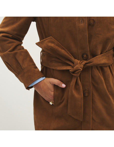 Camel suede trench coat, close-up detail on knot - MONPIEL