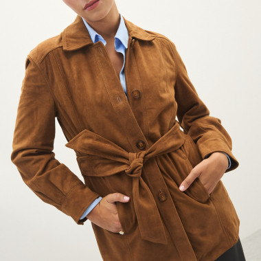 Camel suede trench coat with close-up detail of the knot - MONPIEL 2
