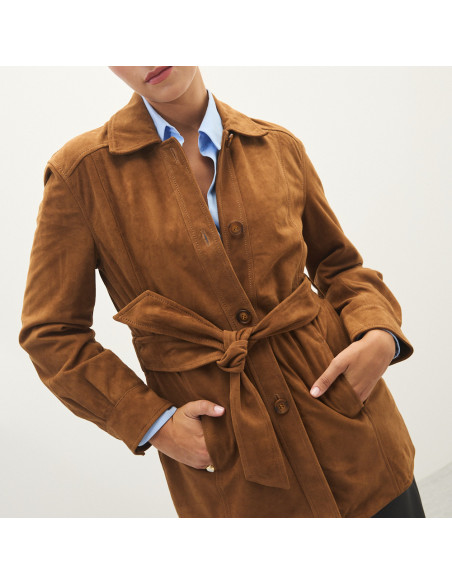 Trench en daim couleur camel, vue de face, modèle avec les mains dans les poches - MONPIEL