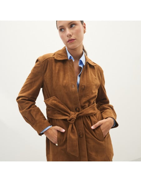 Trench de camurça na cor camelo, vista frontal, modelo com as mãos nos bolsos - MONPIEL