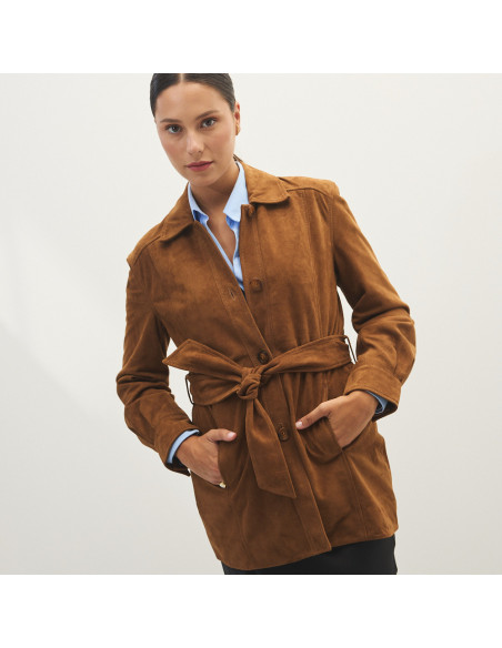 Trench de camurça na cor camelo, vista frontal, modelo com as mãos nos bolsos, plano médio - MONPIEL