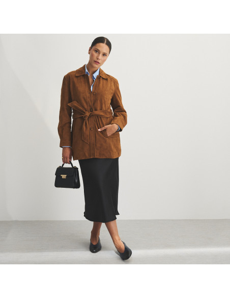 Trench en daim couleur camel, vue de face, plan moyen, avec détail de sac en cuir à la main - MONPIEL