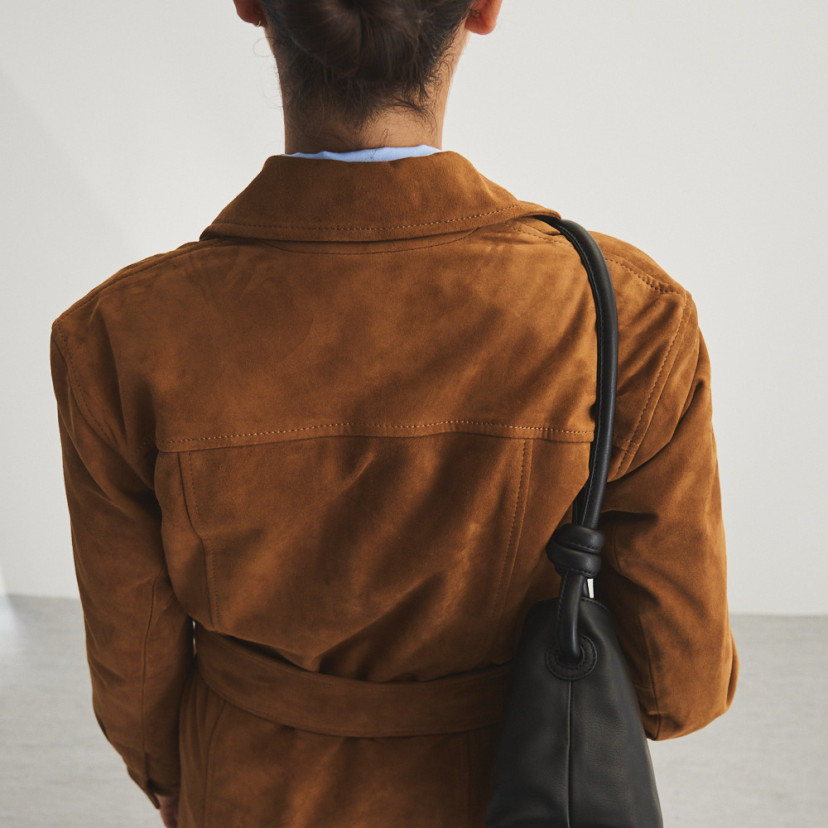 Camel suede trench coat, rear view, with handbag over the shoulder - MONPIEL