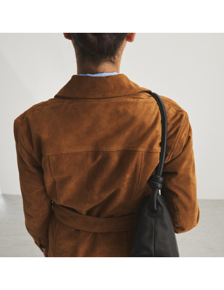 Camel suede trench coat, back view, leather bag detail on shoulder - MONPIEL