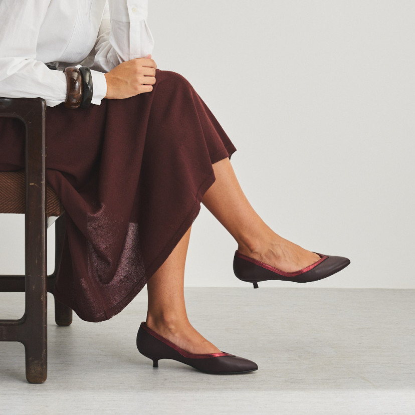 Estíbaliz heeled ballerina in burgundy leather, side view, crossed legs, mid shot - MONPIEL