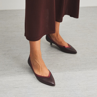 Ballerine à talon Estíbaliz en cuir noir, vue de profil, appuyée sur l'accoudoir, gros plan - MONPIEL 2