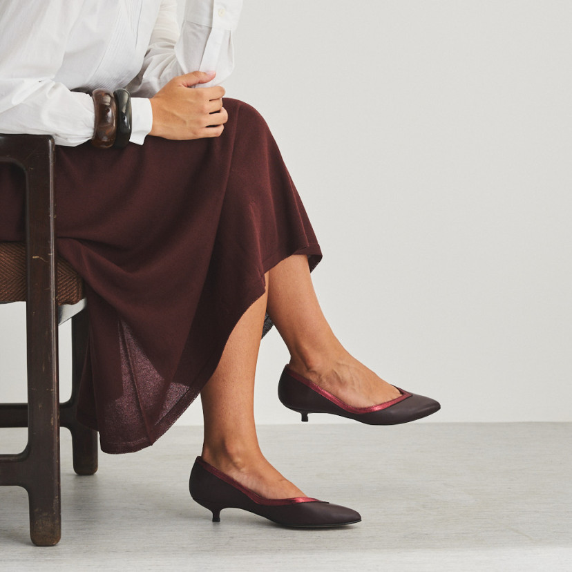 Estíbaliz heeled ballerina in burgundy leather, side view, crossed legs - MONPIEL
