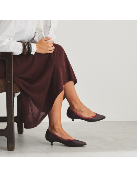 Estíbaliz heeled ballerina in burgundy leather, side view, crossed legs - MONPIEL